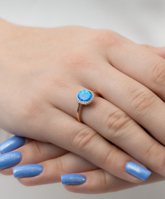 Kuldsõrmus tsirkoonidega tsirkoonidega ja opaal