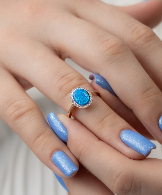 Kuldsõrmus tsirkoonidega tsirkoonidega ja opaal