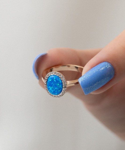 Золотое кольцо с цирконами и опал