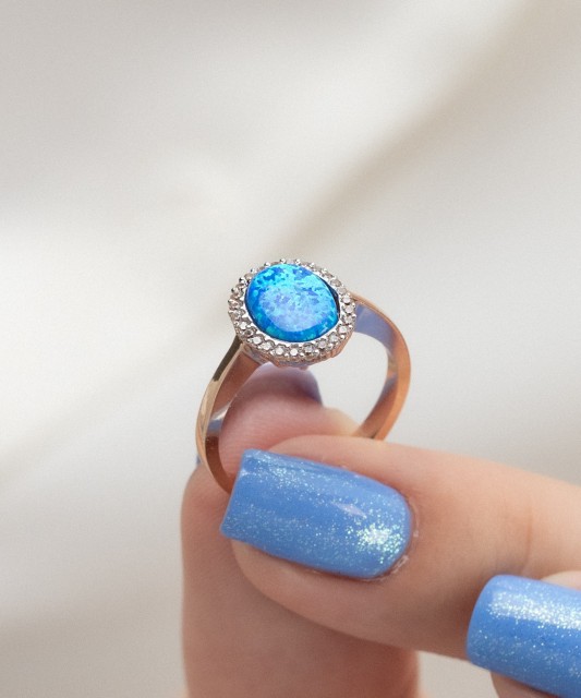 Kuldsõrmus tsirkoonidega tsirkoonidega ja opaal