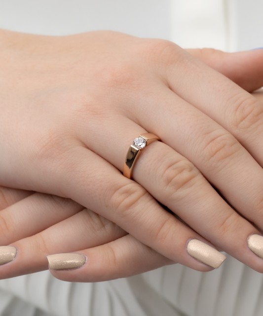 Kuldsõrmus tsirkooniga