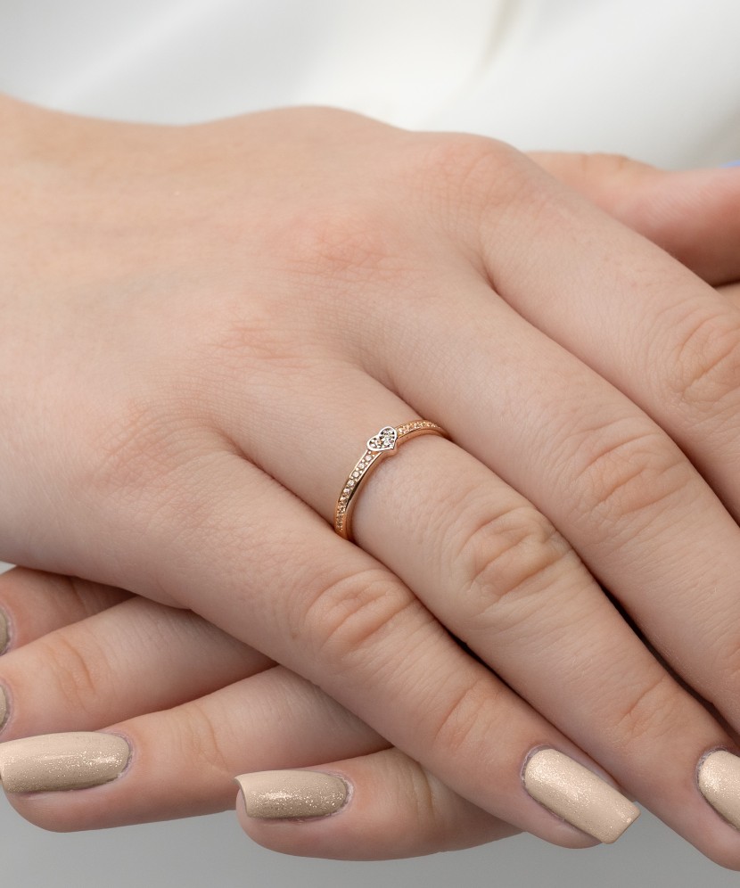 Kuldsõrmus tsirkoonidega