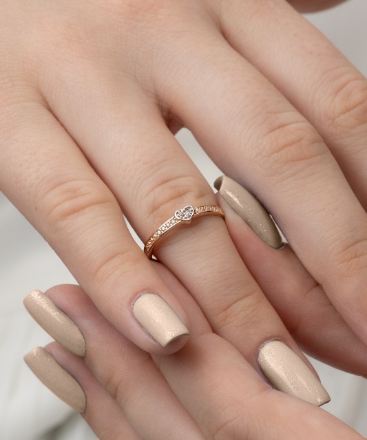 Kuldsõrmus tsirkoonidega