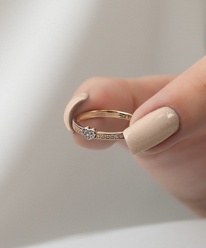 Kuldsõrmus tsirkoonidega