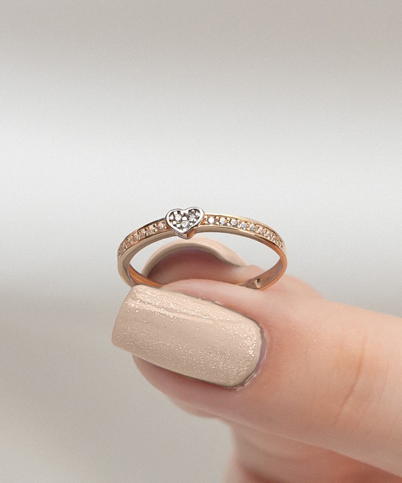 Kuldsõrmus tsirkoonidega