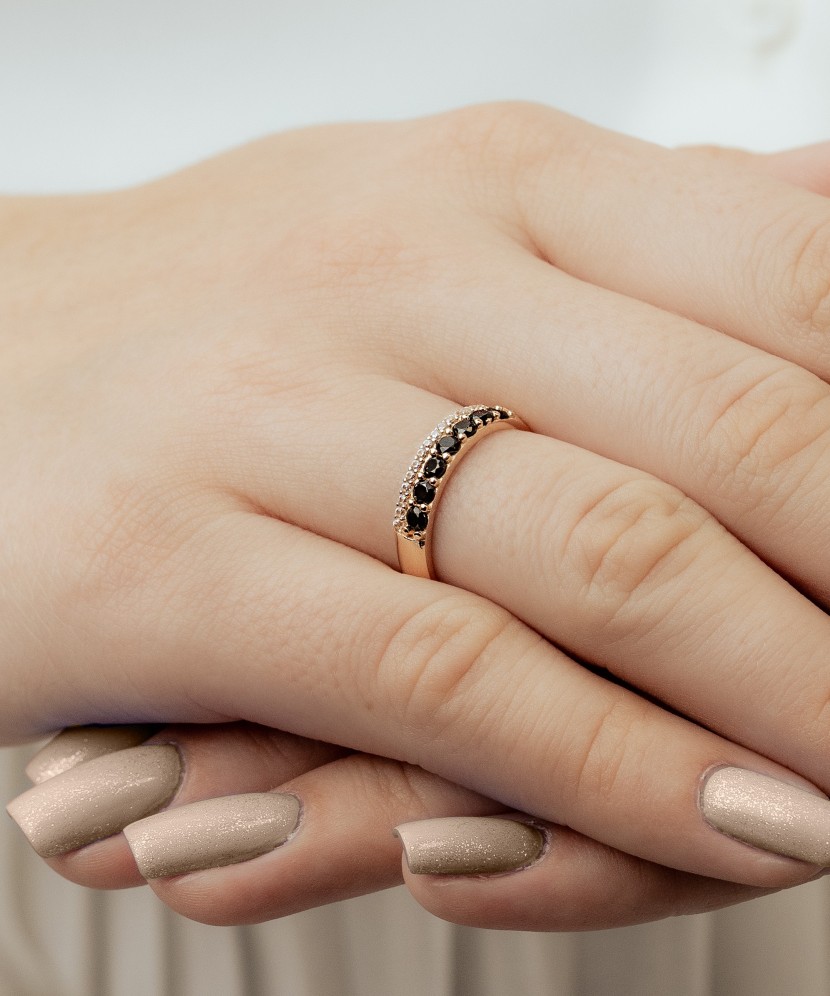 Kuldsõrmus tsirkoonidega