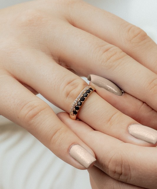 Kuldsõrmus tsirkoonidega