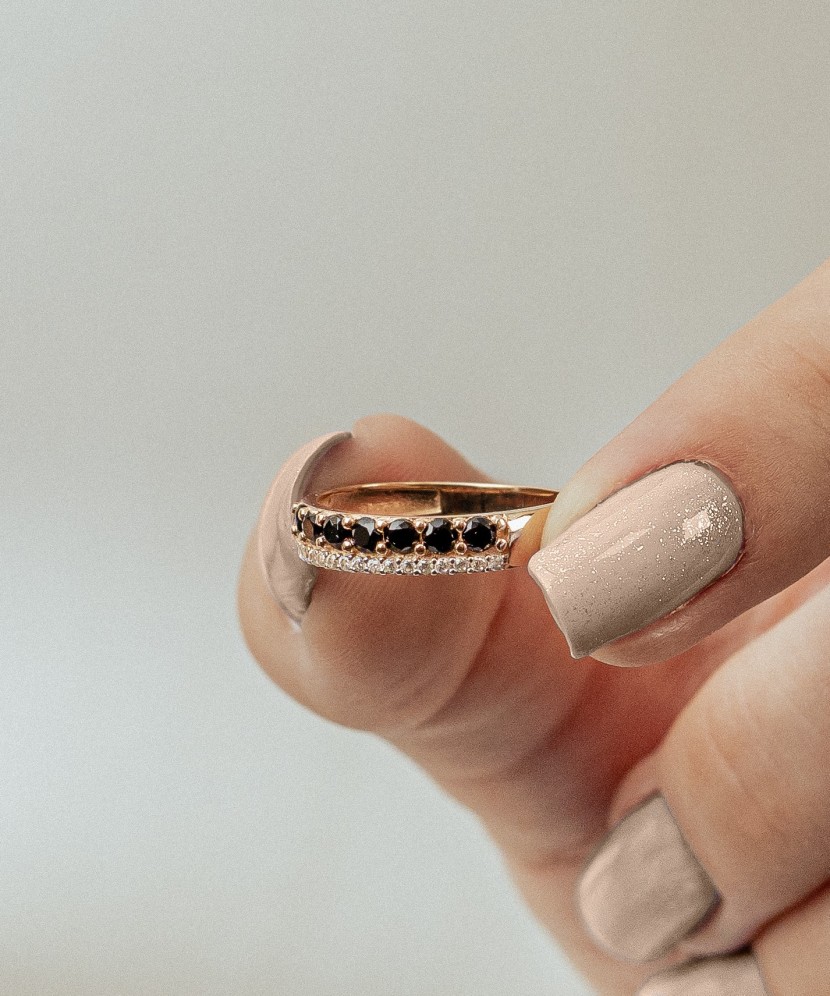 Kuldsõrmus tsirkoonidega