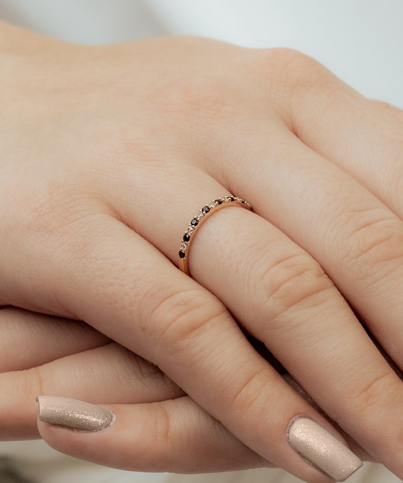 Kuldsõrmus tsirkoonidega