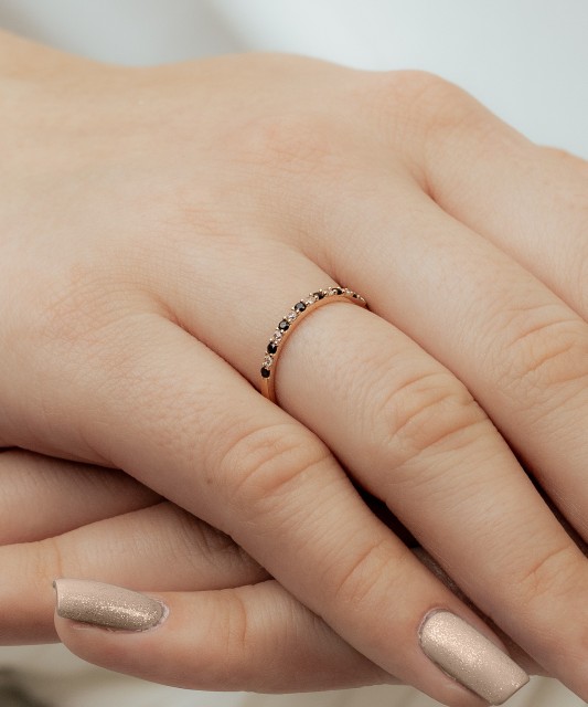 Kuldsõrmus tsirkoonidega