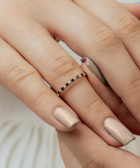 Kuldsõrmus tsirkoonidega