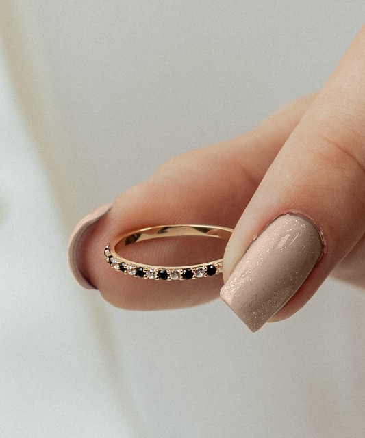 Kuldsõrmus tsirkoonidega