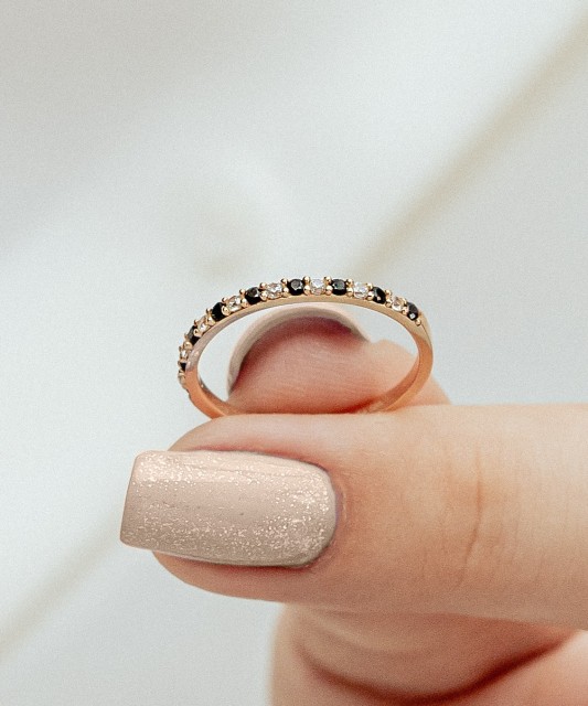 Kuldsõrmus tsirkoonidega