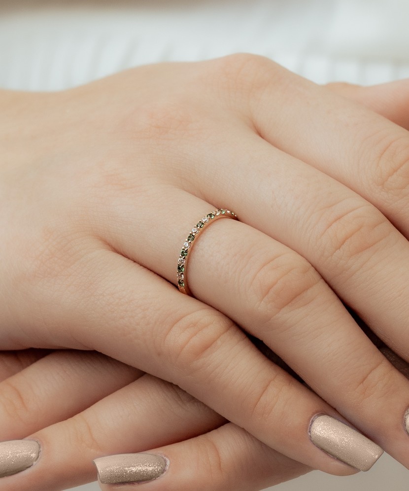 Kuldsõrmus tsirkoonidega