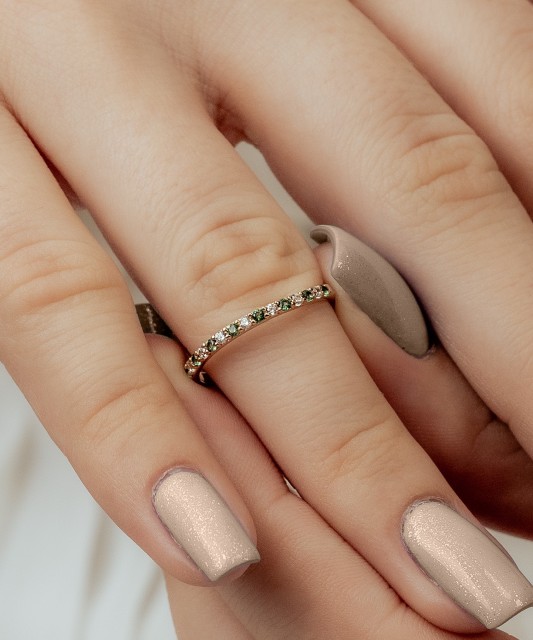 Kuldsõrmus tsirkoonidega