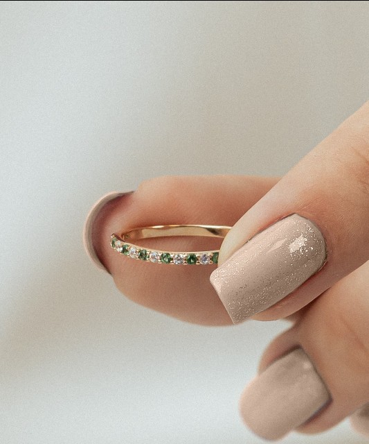 Kuldsõrmus tsirkoonidega