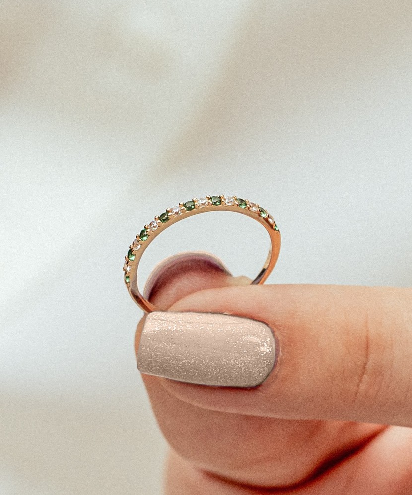 Kuldsõrmus tsirkoonidega