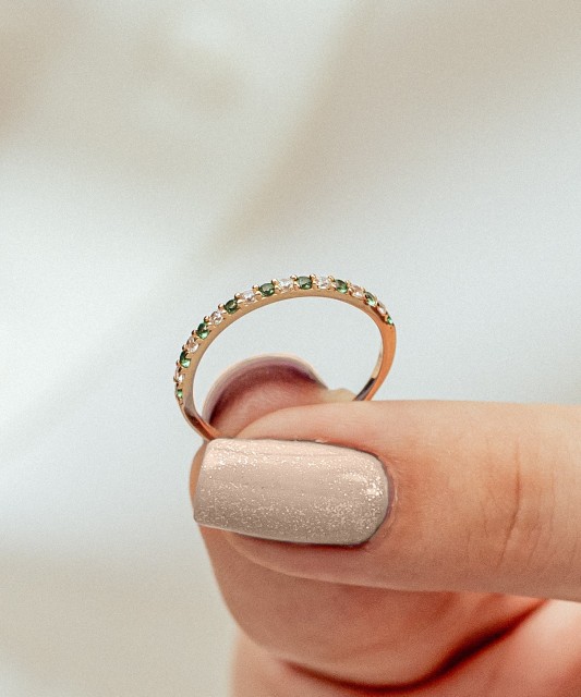 Kuldsõrmus tsirkoonidega