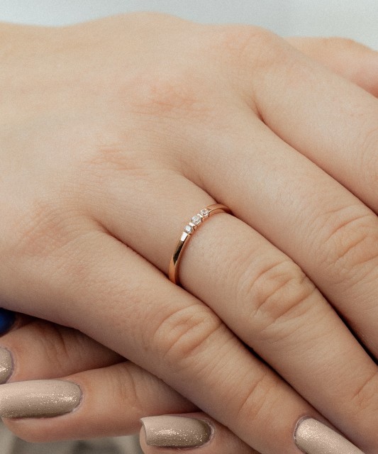 Kuldsõrmus tsirkoonidega