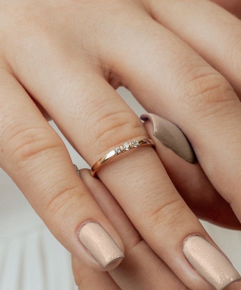 Kuldsõrmus tsirkoonidega