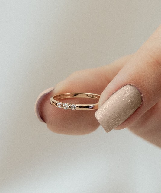 Kuldsõrmus tsirkoonidega