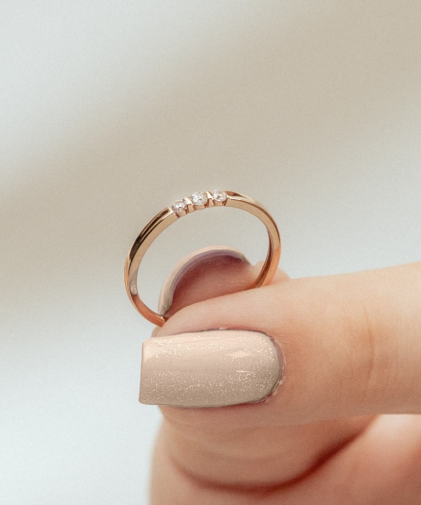 Kuldsõrmus tsirkoonidega