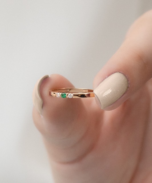 Kuldsõrmus tsirkoonidega