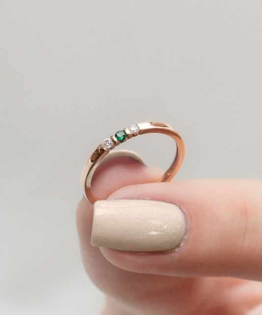 Kuldsõrmus tsirkoonidega