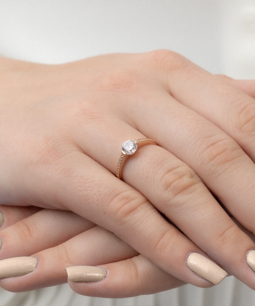 Kuldsõrmus tsirkoonidega