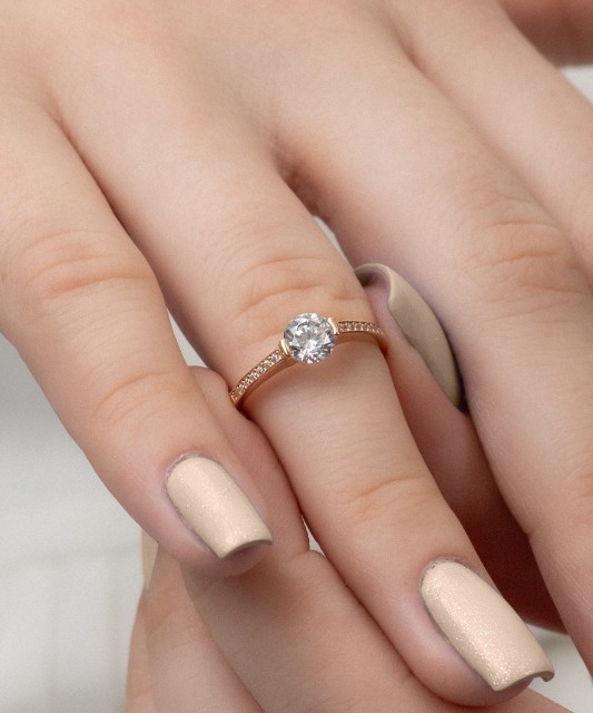 Kuldsõrmus tsirkoonidega