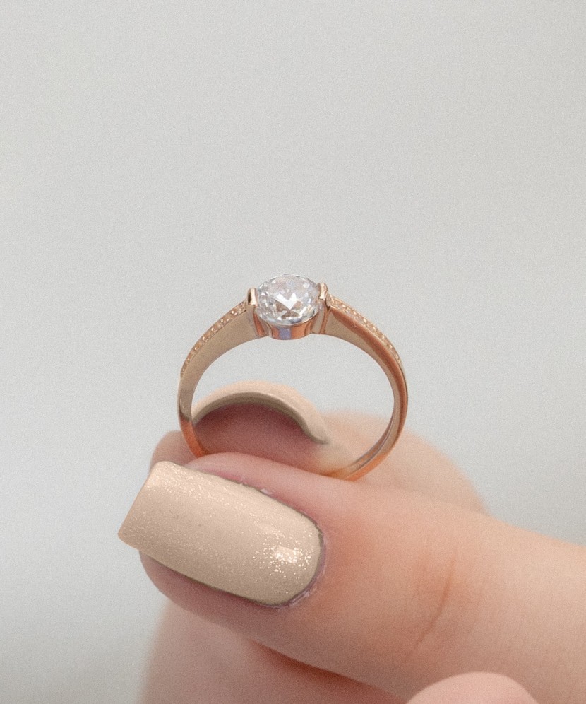 Kuldsõrmus tsirkoonidega