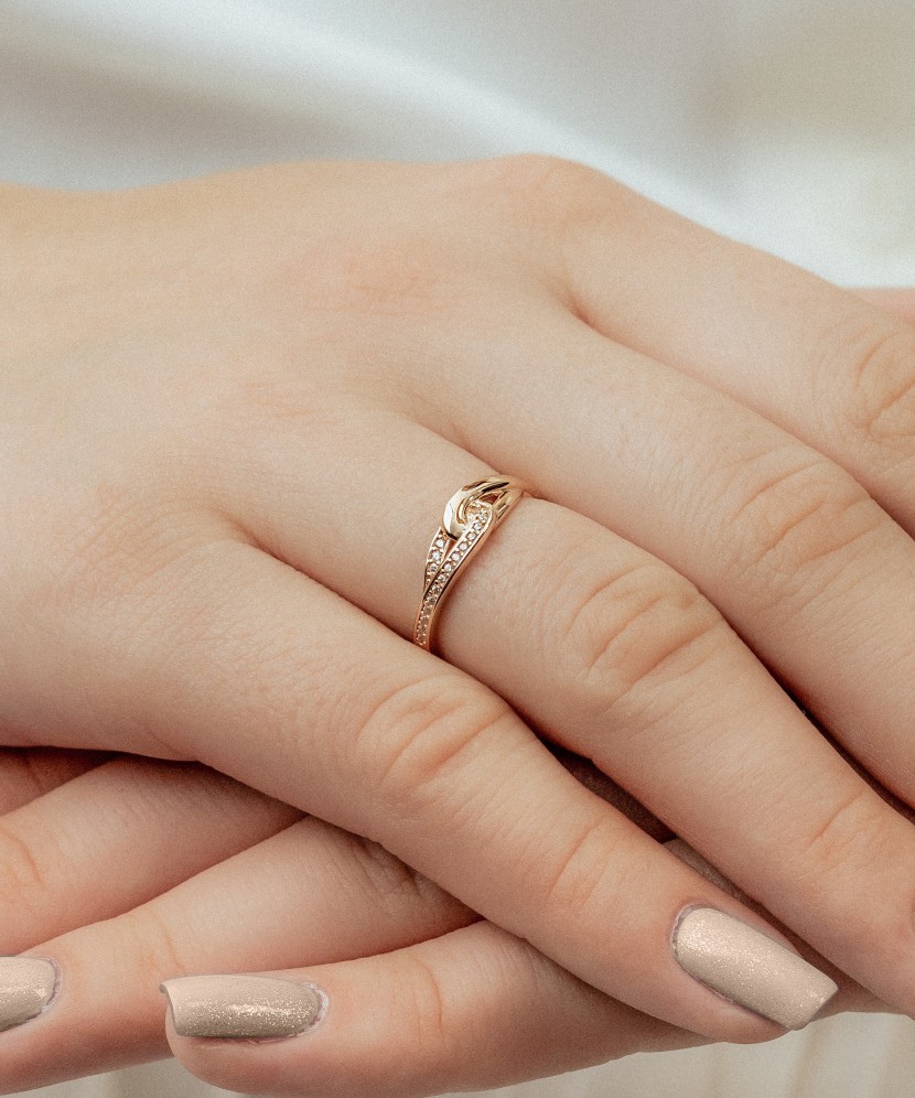 Kuldsõrmus tsirkoonidega