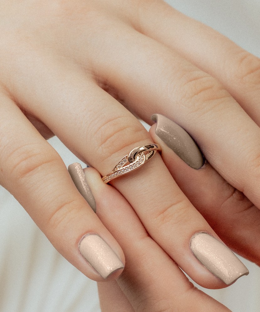 Kuldsõrmus tsirkoonidega