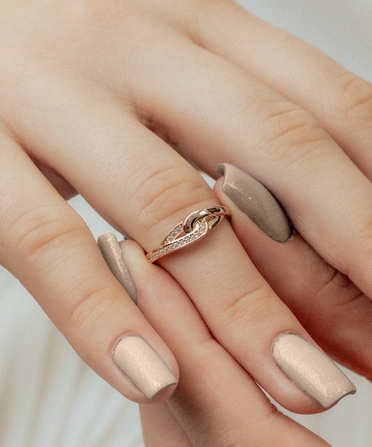 Kuldsõrmus tsirkoonidega