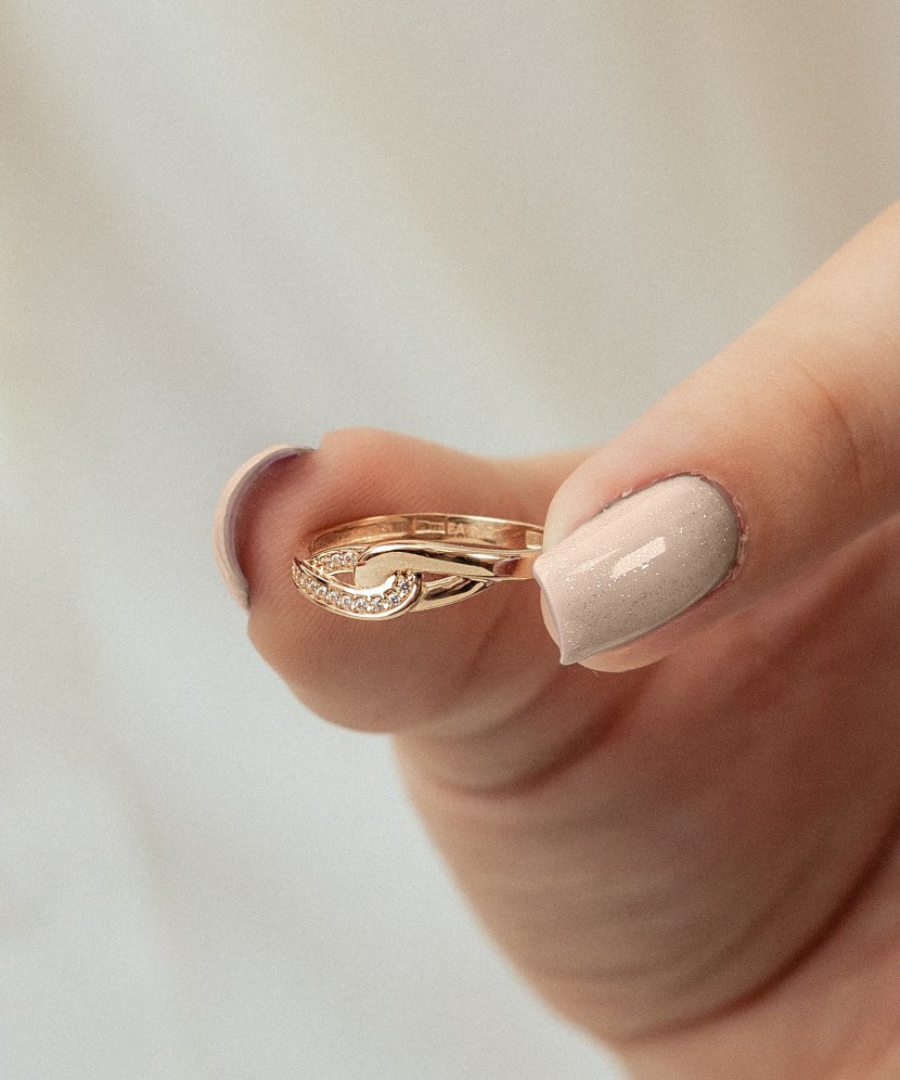 Kuldsõrmus tsirkoonidega