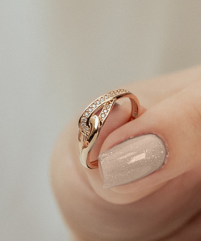 Kuldsõrmus tsirkoonidega