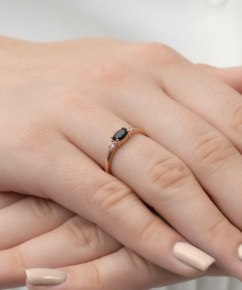 Kuldsõrmus tsirkoonidega