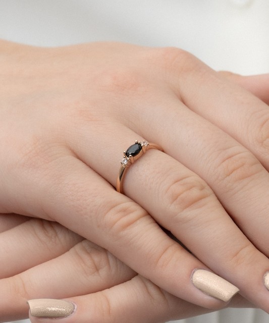 Kuldsõrmus tsirkoonidega