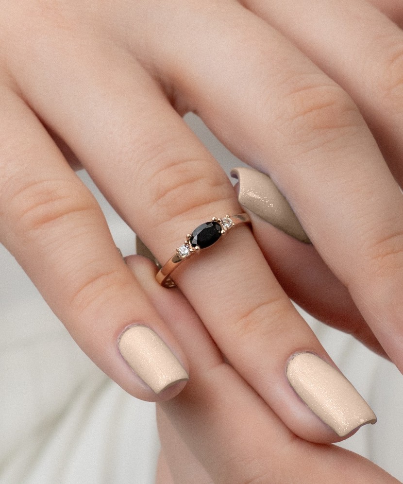 Kuldsõrmus tsirkoonidega