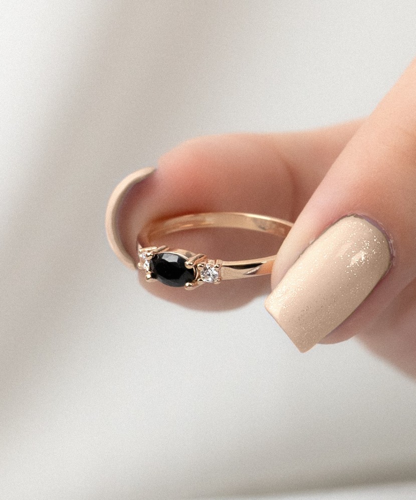 Kuldsõrmus tsirkoonidega