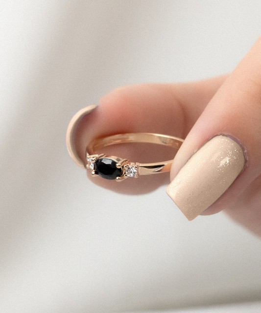 Kuldsõrmus tsirkoonidega