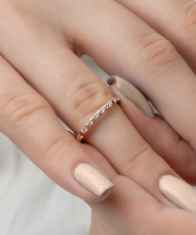 Kuldsõrmus tsirkoonidega