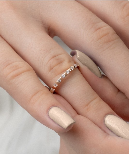 Kuldsõrmus tsirkoonidega