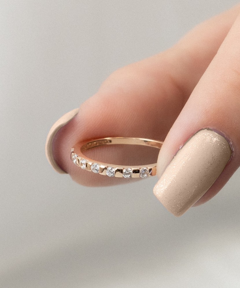 Kuldsõrmus tsirkoonidega