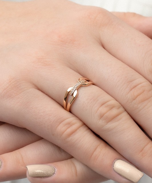 Kuldsõrmus tsirkoonidega