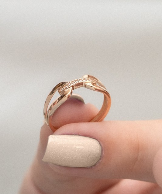 Kuldsõrmus tsirkoonidega