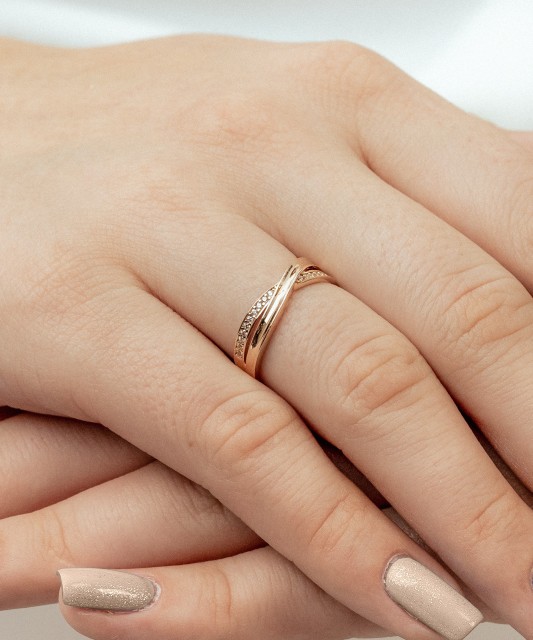 Kuldsõrmus tsirkoonidega