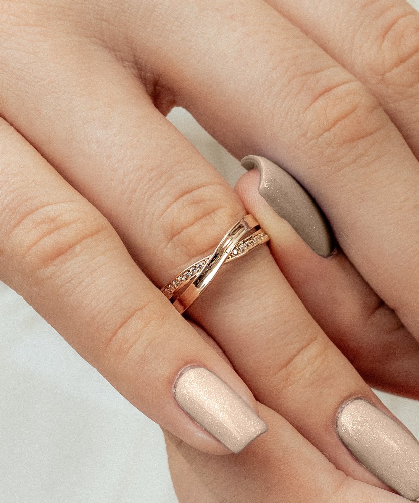 Kuldsõrmus tsirkoonidega