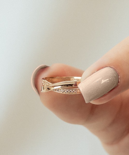 Kuldsõrmus tsirkoonidega