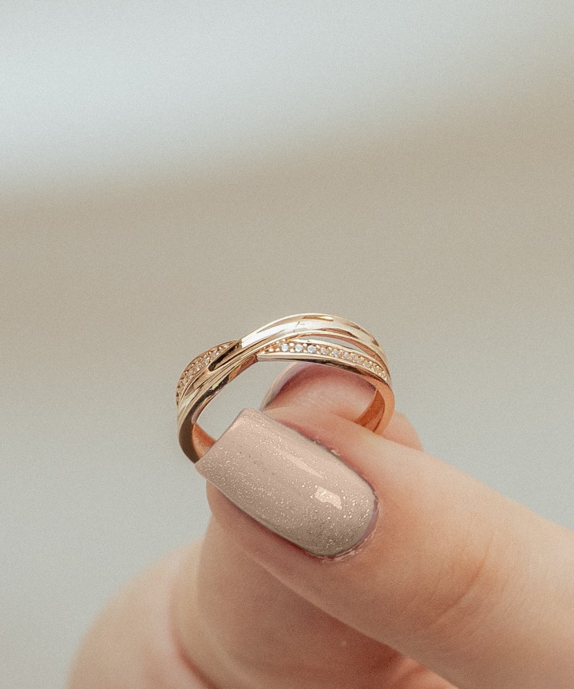 Kuldsõrmus tsirkoonidega